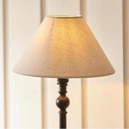 mediterran country amerikai asztali lampa textil len ernyos ejjeliszekreny vilagitas haloszoba hangulatfeny klasszikus vintage.jpg